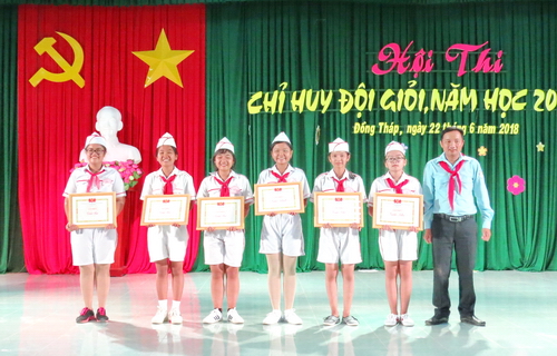 Lê Ngọc Xuân Trang (giữa) giải Nhất hội thi chỉ huy Đội giỏi tỉnh Đồng Tháp năm học 2017-2018